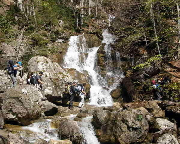 Passagem por cascata no Cañon d'Anisclo