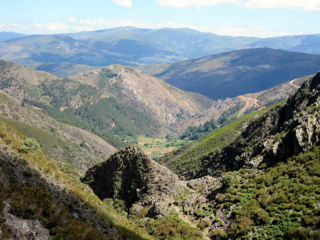 Covas do Monte e Montemuro ao fundo