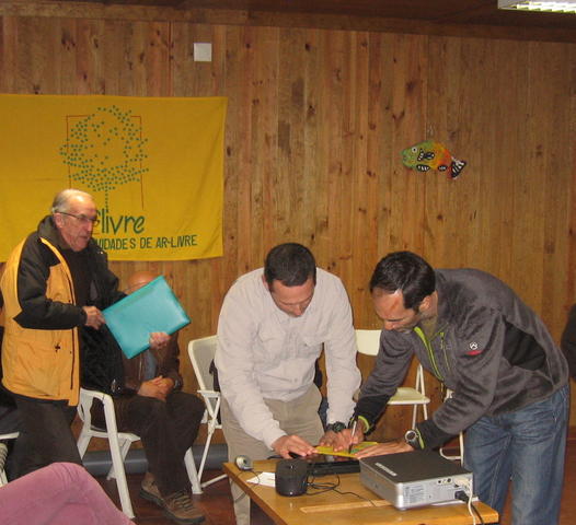 Assinando a bandeira que acompanha as expedições do  CAAL