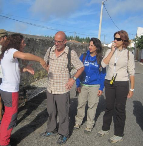 Escutando atentamente a Directora da Marcha