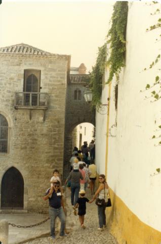 Em Óbidos, Mariana Veloso, José Veloso e Celeste Balacumba