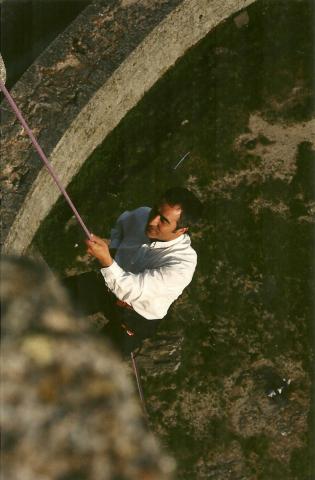 Padre Fontes descendo em rappel no Castelo de Montalegre